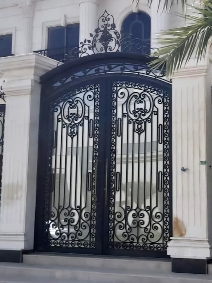 باب حديد مشغول 1